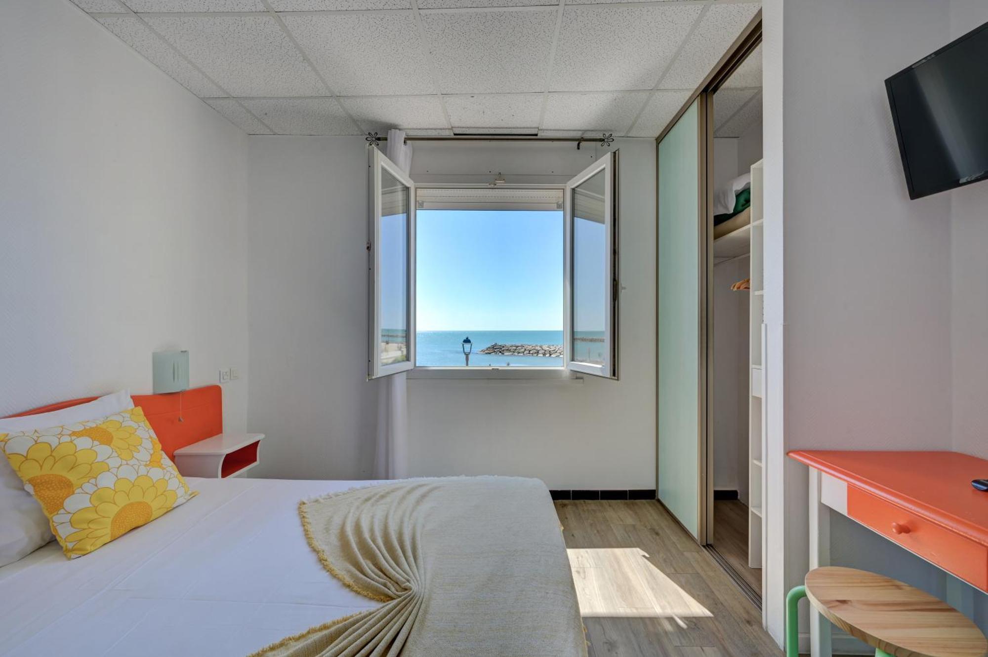 Hotel Camille Saintes-Maries-de-la-Mer Bagian luar foto